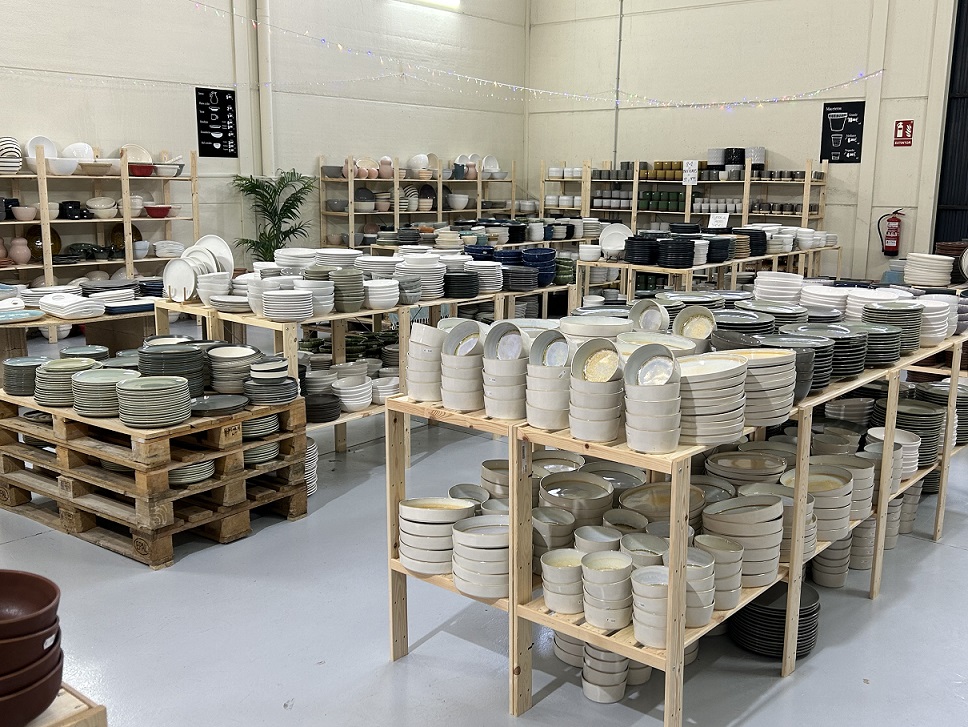 Sélection d’art de la table présentée dans un espace showroom