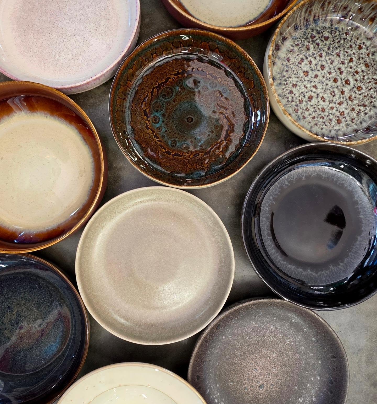 Assiettes en grès et céramique aux finitions variées